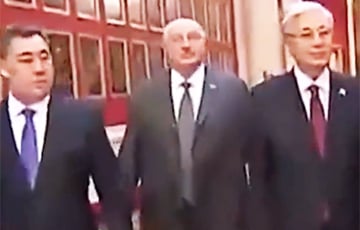 В Сети обсуждают болезненную походку Лукашенко в Эрмитаже