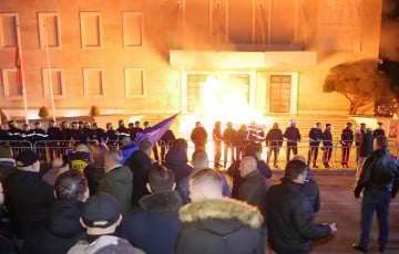 Офис премьер-министра Албании забросали коктейлями Молотова