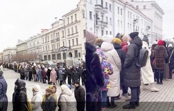 В Минске выстроилась огромная очередь