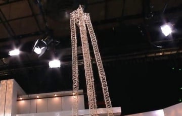 Школьнік пабудаваў Эйфелевую вежу з 20 тысяч зубачыстак