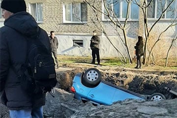 Пинчанка провалилась на своем авто в яму дорожников