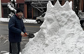 A Belarusian In New York Made A Sculpture Of Prince Mindovg Right Out Of A Street Snowdrift