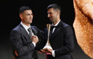 Роналду вручил Джоковичу награду как лучшему спортсмену года