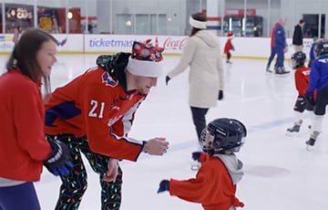 Белорусский хоккеист Протас стал Сантой для американских детей