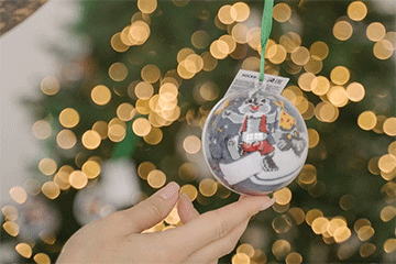 У Брэсце выпусцілі шкарпэткі ўнутры ёлачных цацак