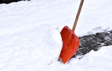 Минских школьников отправили чистить снег