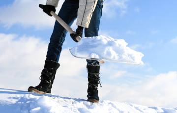 В Речице оштрафовали людей, которые вышли убирать снег