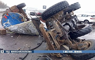 На трассе под Минском столкнулись два автомобиля и трактор