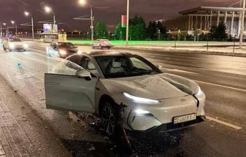 Ля рэзідэнцыі Лукашэнкі на аўтамабіль раптам зваліўся трос і прарэзаў яго наскрозь