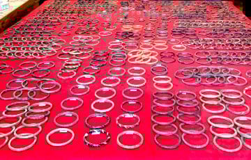 В Украине обнаружили клад из 573 стеклянных браслетов времен Киевской Руси