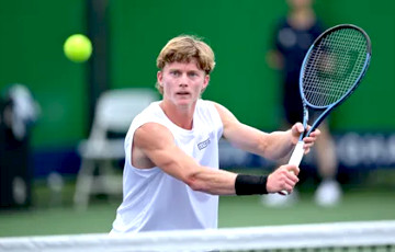 Теннисист из Австралии использовал стул, чтобы обнять соперника