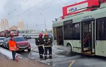 В соцсетях показали «горящий» троллейбус в Минске