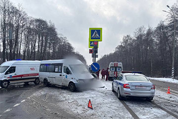 Пад Брэстам маршрутка не раз’ехалася з хуткай з уключанымі мігалкамі