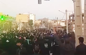 Протестующие в Иране взяли под контроль два города