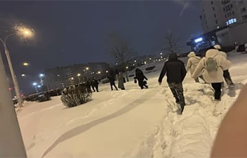 Из-за снегопада минчане массово отказываются от автомобилей