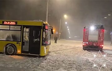 Под Кореличами в снегу застрял автобус