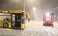 Под Кореличами в снегу застрял автобус