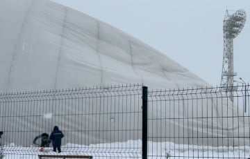 Снегапад парваў дах футбольнага манежа ў Віцебску