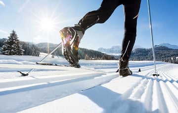 Довольный белорус катается на лыжах прямо в центре Минска