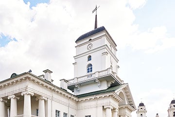 Возле минской ратуши образовался гигантский сугроб