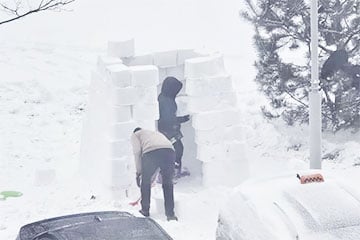У Мінску пабудавалі сапраўднае іглу са снегу
