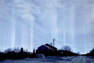 В Лунинце небо осветили загадочные световые столбы