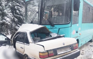 У Полацкім раёне легкавы аўтамабіль урэзаўся ў сустрэчны рэйсавы аўтобус