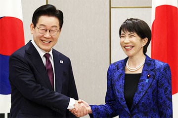 Президент Южной Кореи и премьер Японии сыграли песню BTS на барабанах