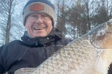 Белорус поймал рыбу размером с десятилетнего ребенка