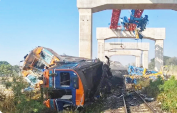 В Таиланде строительный кран рухнул на поезд