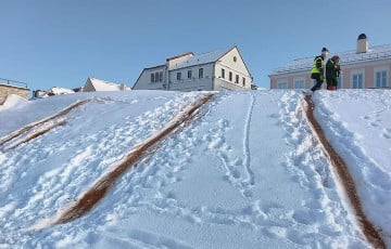 У цэнтры Мінска масава засыпаюць пяском горкі