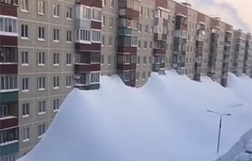 Дома на Камчатке заметены снегом по второй этаж