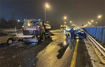 Таксі ў Мінску ўрэзалася ў МАЗ дарожнікаў