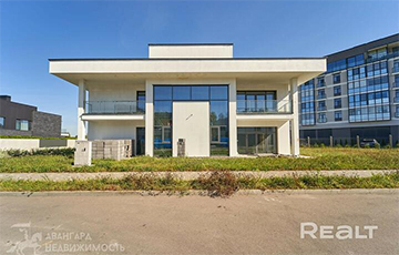 В закрытом квартале возле Дроздов продают коттедж без отделки