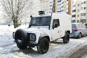 У Мінску заўважылі рэдкі браніраваны Land Rover з дзіўнымі нумарамі