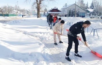 К уборке снега в Гомельской области массово привлекли «тунеядцев»
