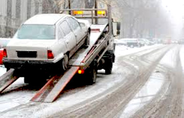 В Минске эвакуаторы массово вывозят автомобили