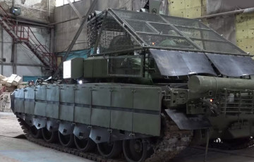 Силы беспилотных систем Украины поразили российский «танк-черепаху»