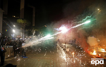 В Албании протесты переросли в столкновения с полицией