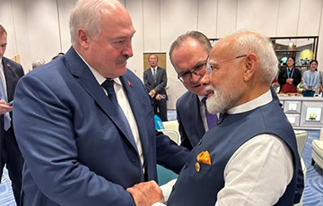 Лукашенко унижается перед Моди