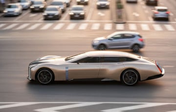 Rolls-Royce выглядит маленьким на фоне этого электрического лимузина