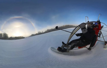 Белорус изобрел аэросани и катает друзей в Гданьске
