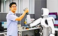 Гуманоидный робот научился жать руку человеку