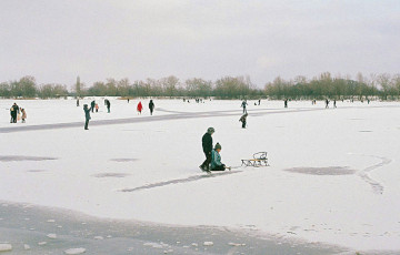 В Гродно дети гуляли по замерзшему Неману