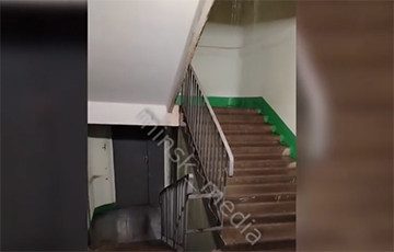 В Минске массово прорывает трубы в подъездах