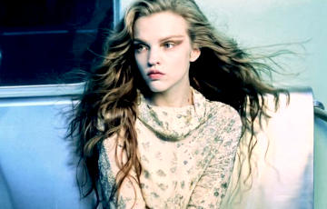 «Белорусы, вы лучшие»: минчанка приняла участие в показе коллекции Chanel в Париже