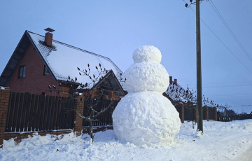 На Столинщине слепили снеговика-гиганта