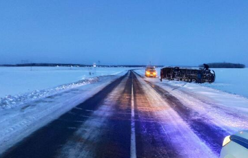 В Пуховичском районе автобус вылетел в кювет и упал на бок