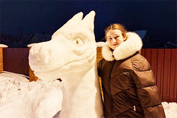 В Столине студентка слепила из снега огромного дракона