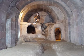 Пропавшие куры привели мужчину к подземному городу